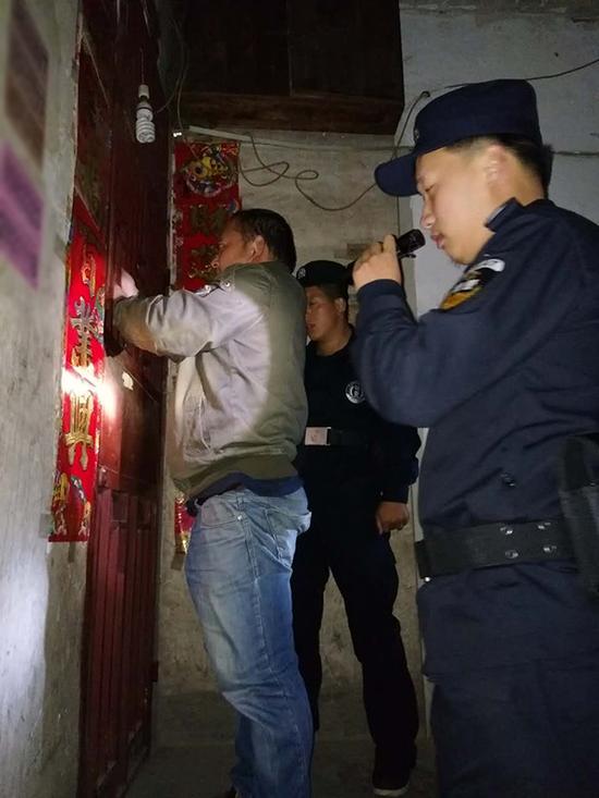 坡脚乡粗心妈妈误将幼女锁家中 民警全城寻开锁师傅开门
