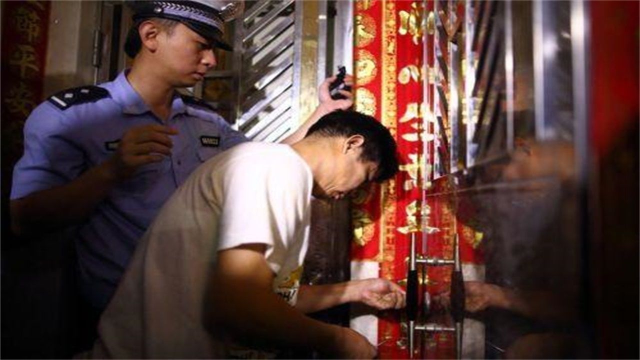 坡脚乡请开锁师傅开了锁后，师傅为什么一般都不进门，就算主人请也不进去？
